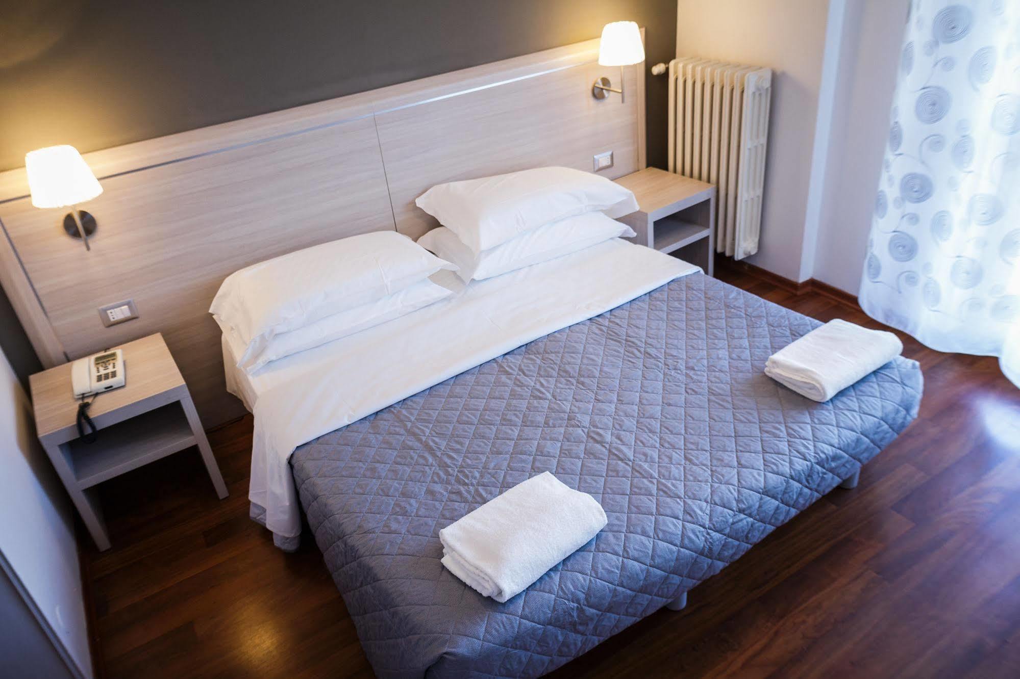 Twelve Hotel Монкалиери Стая снимка
