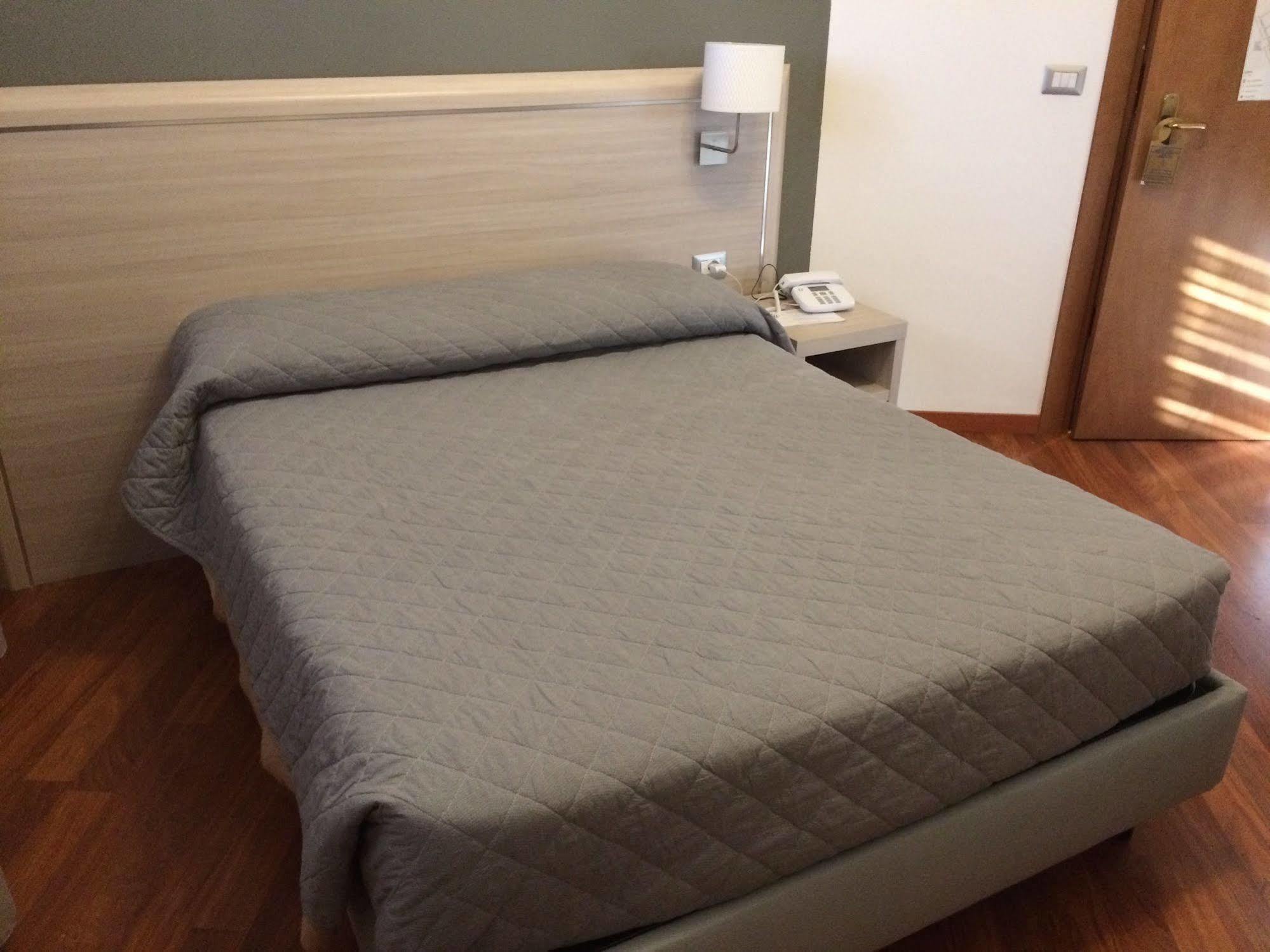 Twelve Hotel Монкалиери Стая снимка