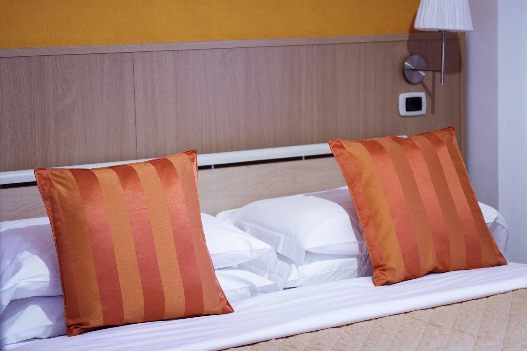 Twelve Hotel Монкалиери Стая снимка