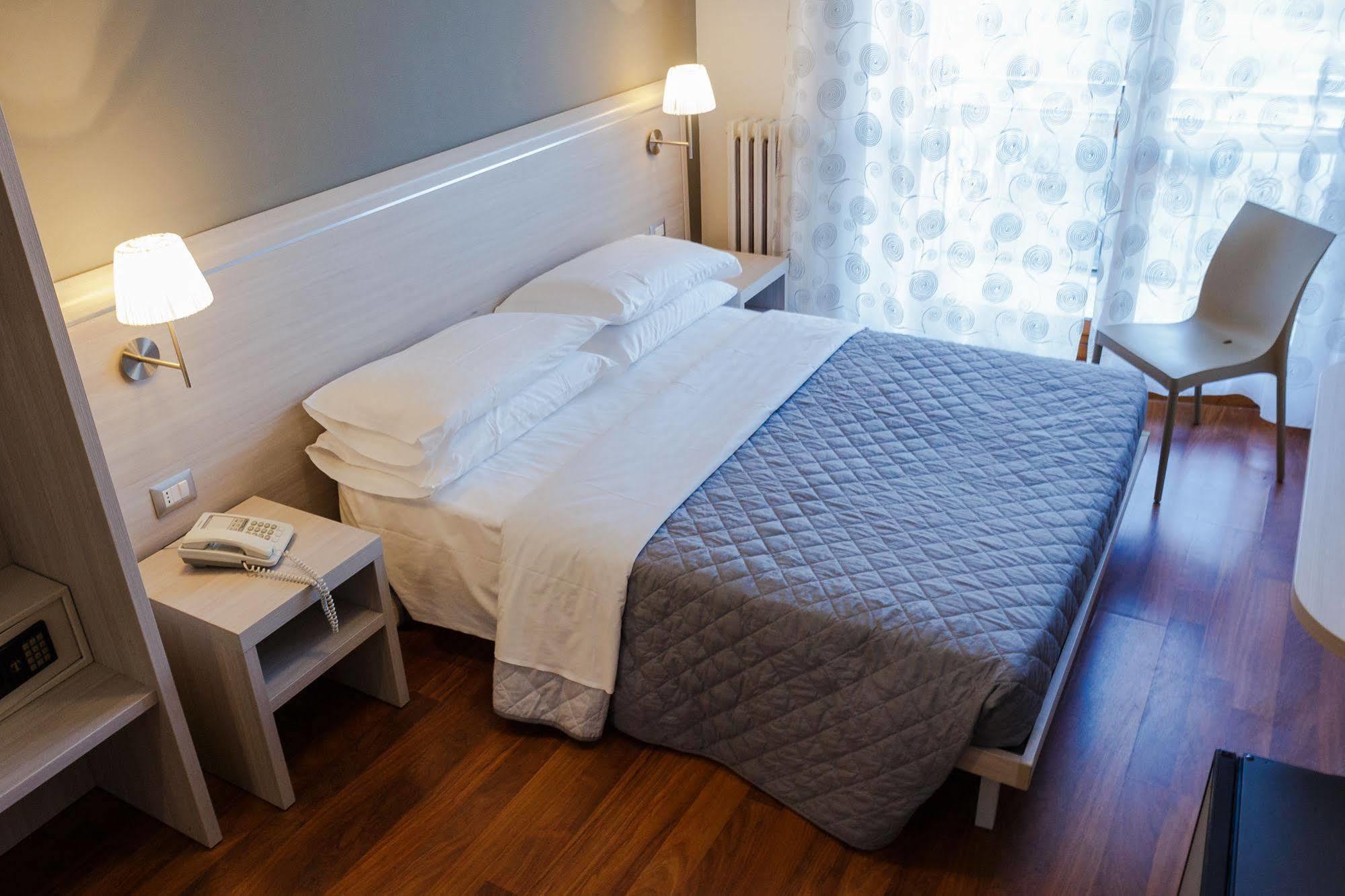 Twelve Hotel Монкалиери Стая снимка