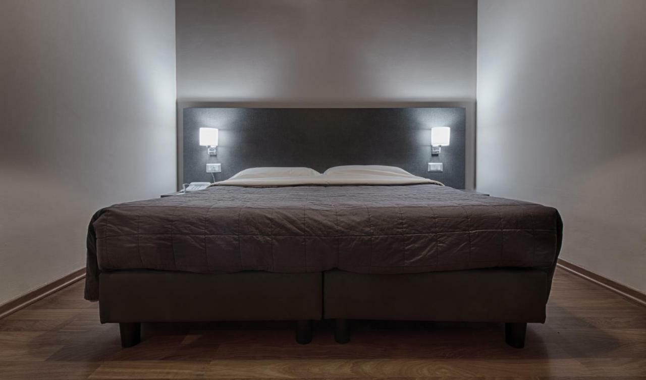 Twelve Hotel Монкалиери Екстериор снимка